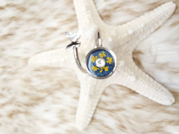 گردنبند رزینی طرح گل انتزاعی آویز هنری و منحصربهفرد