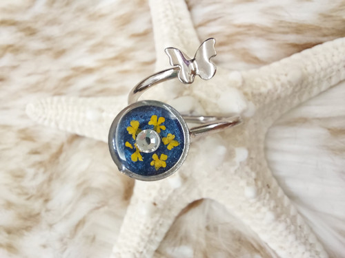 نیمست رزینی بابونه طبیعی شامل گردنبند و گوشواره دستساز