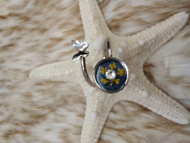 گوشواره رزینی با گل طبیعی اژدر اکسسوری سبک و هنری