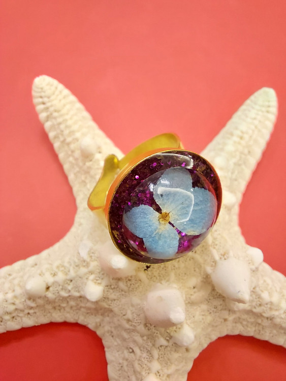 گردنبند رزینی ستارهای با گل بابونه طبیعی و ورق طلا