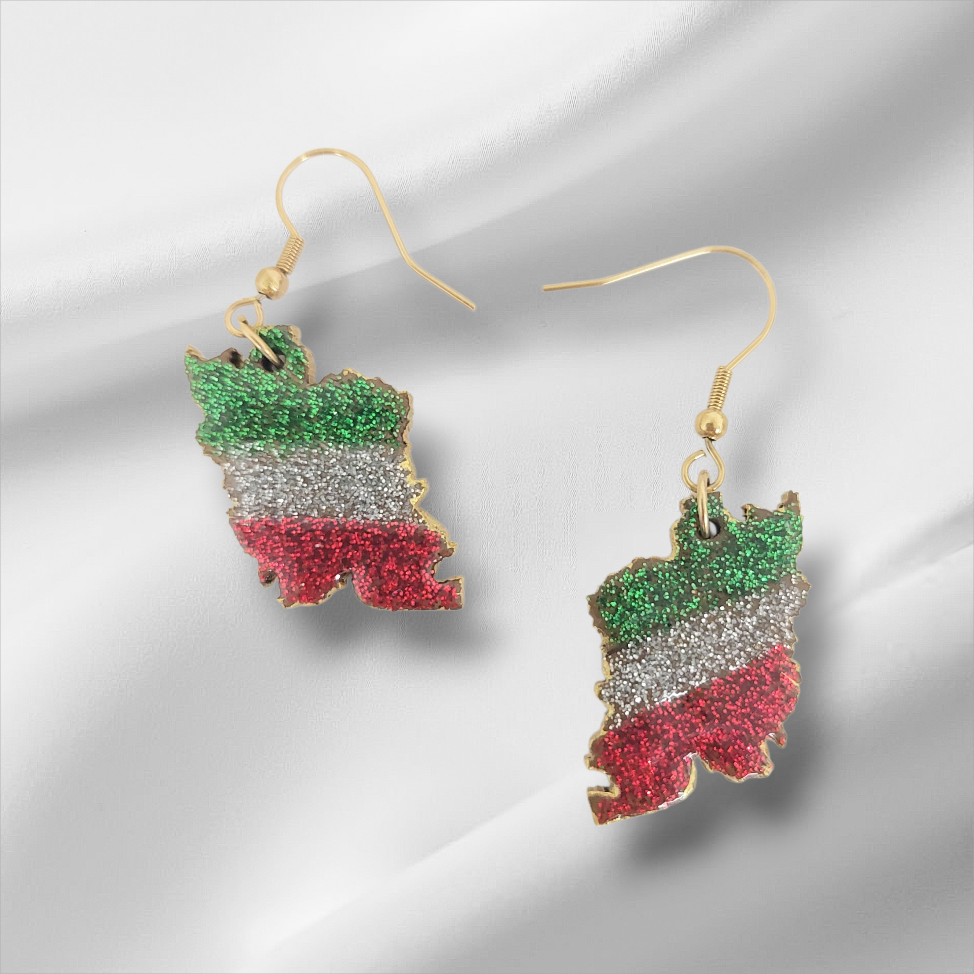 گردنبند رزینی نقشه ایران با ورق طلا و گل طبیعی دستساز آنالی