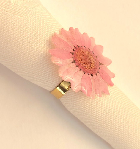 انگشتر رزینی دستساز با گل طبیعی بابونه صورتی و سفید گالری آنالی